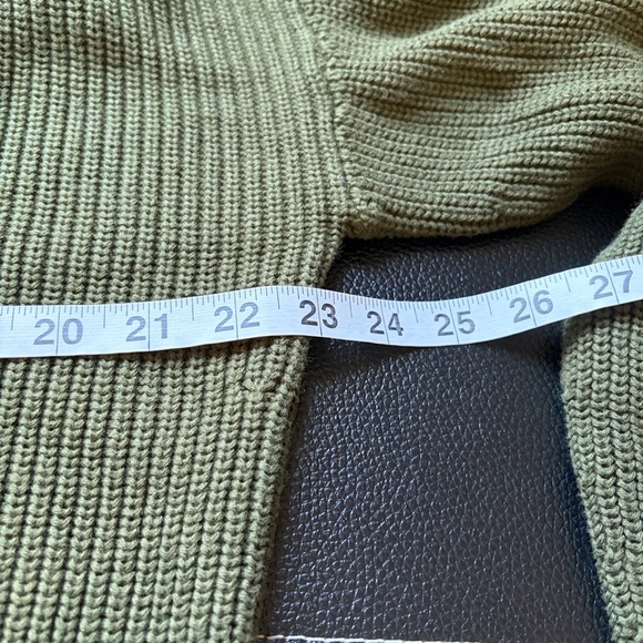 Pistola Camille Strong Shoulder Ribbed VNeck Sweater olive green Sz S NEW - Picture 9 of 10
